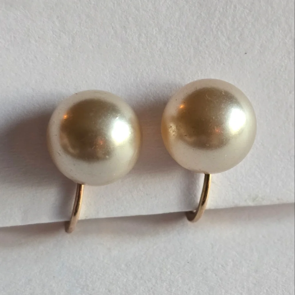 Vintage earrings screwback gold filled faux pearl pearlcore dainty classic